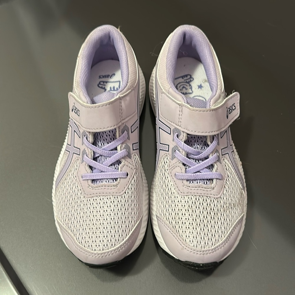 Like new Girls ASICS size 2